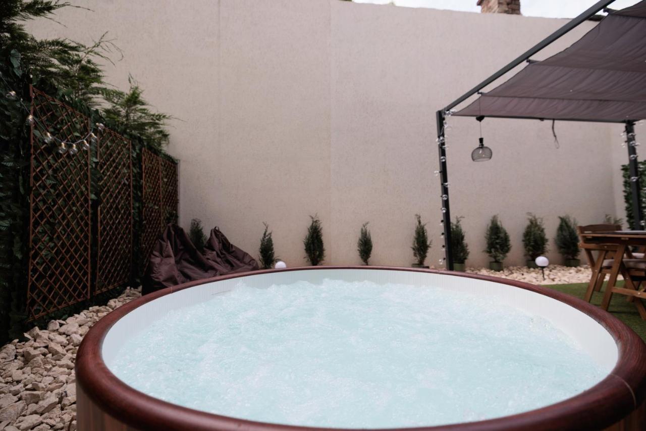 Downtown Hidden Garden With Jacuzzi In Bucharest Appartement Buitenkant foto