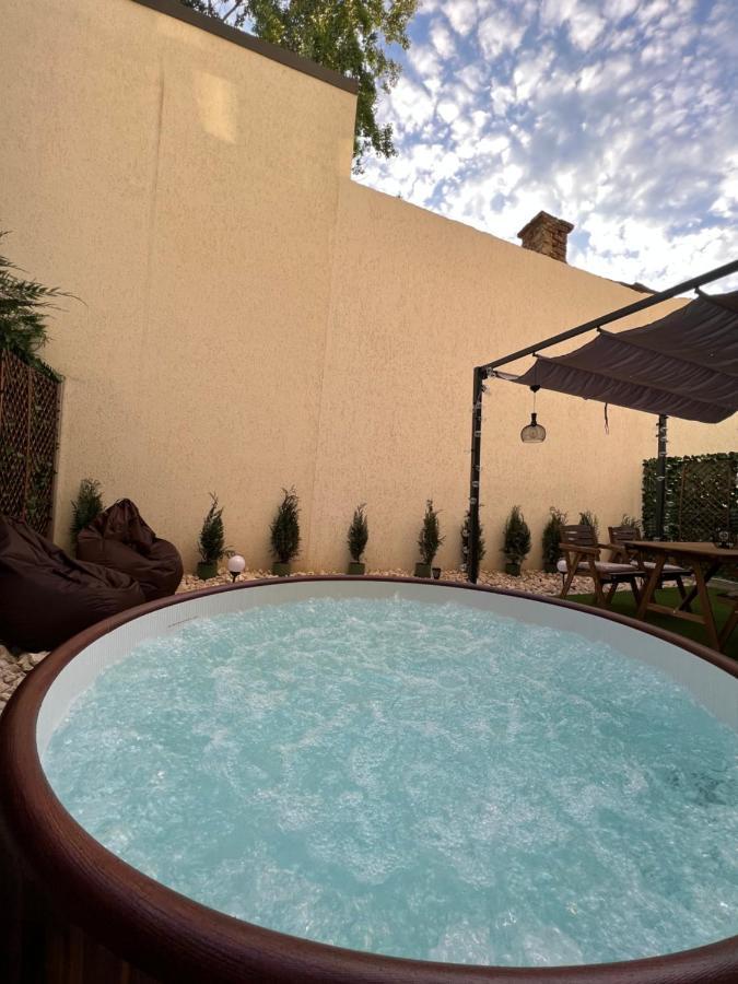 Downtown Hidden Garden With Jacuzzi In Bucharest Appartement Buitenkant foto