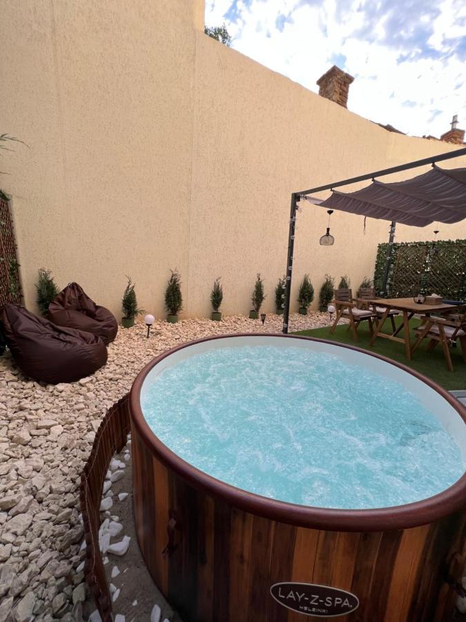 Downtown Hidden Garden With Jacuzzi In Bucharest Appartement Buitenkant foto