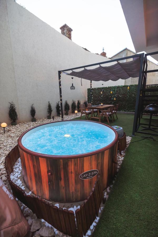 Downtown Hidden Garden With Jacuzzi In Bucharest Appartement Buitenkant foto